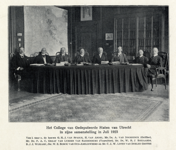 106097 Groepsportret van het College van Gedeputeerde Staten van Utrecht tijdens een vergadering in het provinciehuis ...